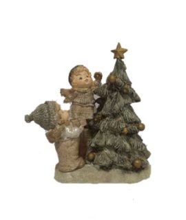 Bambini con albero di Natale