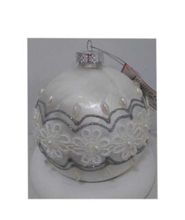 Pallina natalizia bianca con fiori di merletto