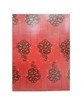 Carta regalo natalizia con palline rosse e stelle oro