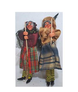 Befana con gonna scozzese e calze rigate