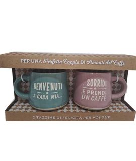 Set 2 tazzine con frase: BENVENUTI A CASA MIA - SORRIDI E PRENDI UN CAFFE'