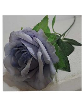Rosa artificiale lilla con foglie