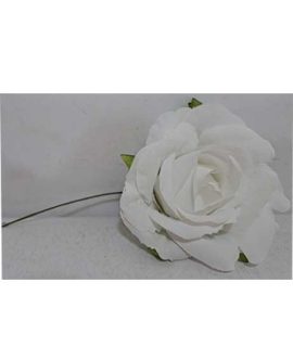 Rosa artificiale bianca con foglie