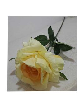 Rosa artificiale gialla con foglie